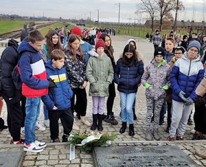 Wycieczka do Oświęcimia w ramach projektu Super Szkoły Gminy Podegrodzie.